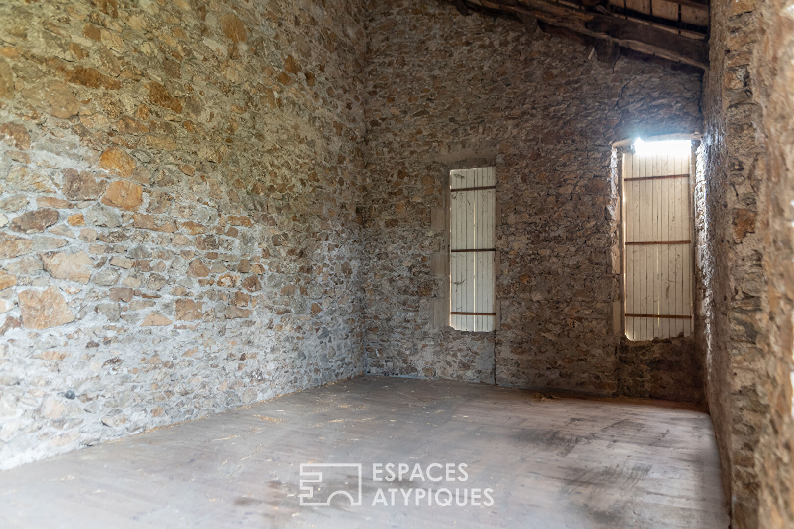 Ce corps de ferme atypique, élancé sur l’Ardèche verte, pourrait faire place à de nouveaux dessins.