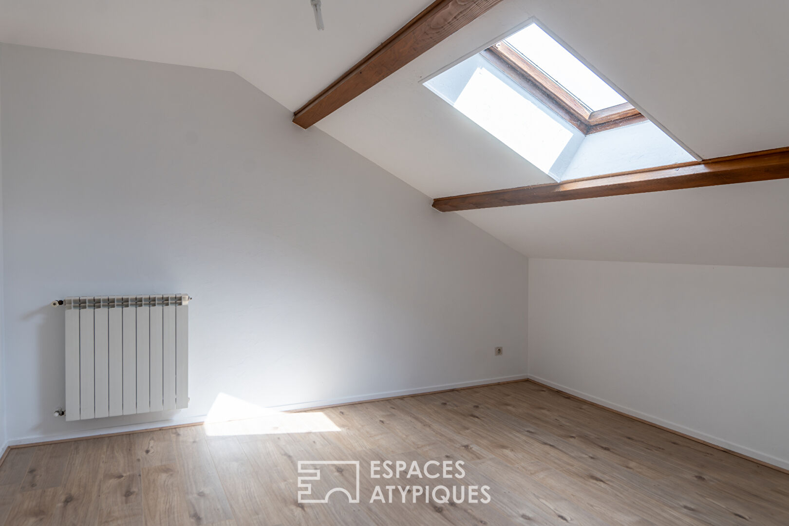 Ce corps de ferme atypique, élancé sur l’Ardèche verte, pourrait faire place à de nouveaux dessins.
