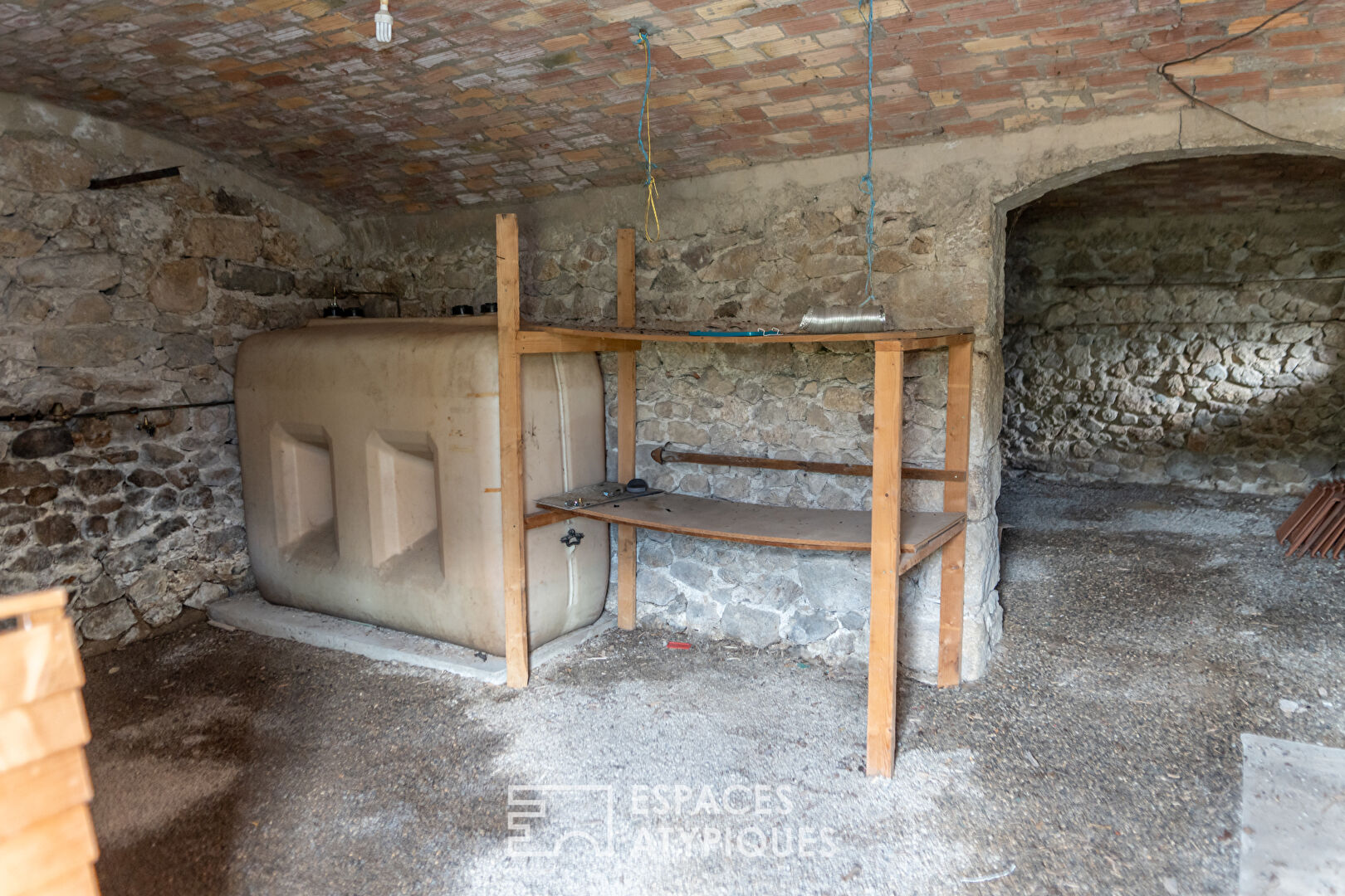 Ce corps de ferme atypique, élancé sur l’Ardèche verte, pourrait faire place à de nouveaux dessins.