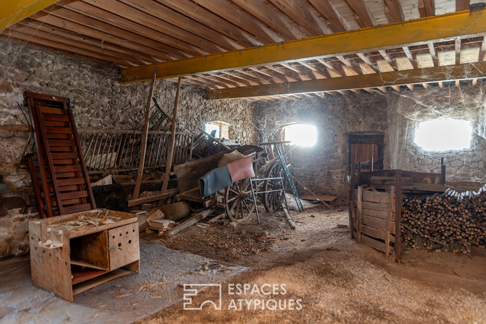 Ce corps de ferme atypique, élancé sur l’Ardèche verte, pourrait faire place à de nouveaux dessins.