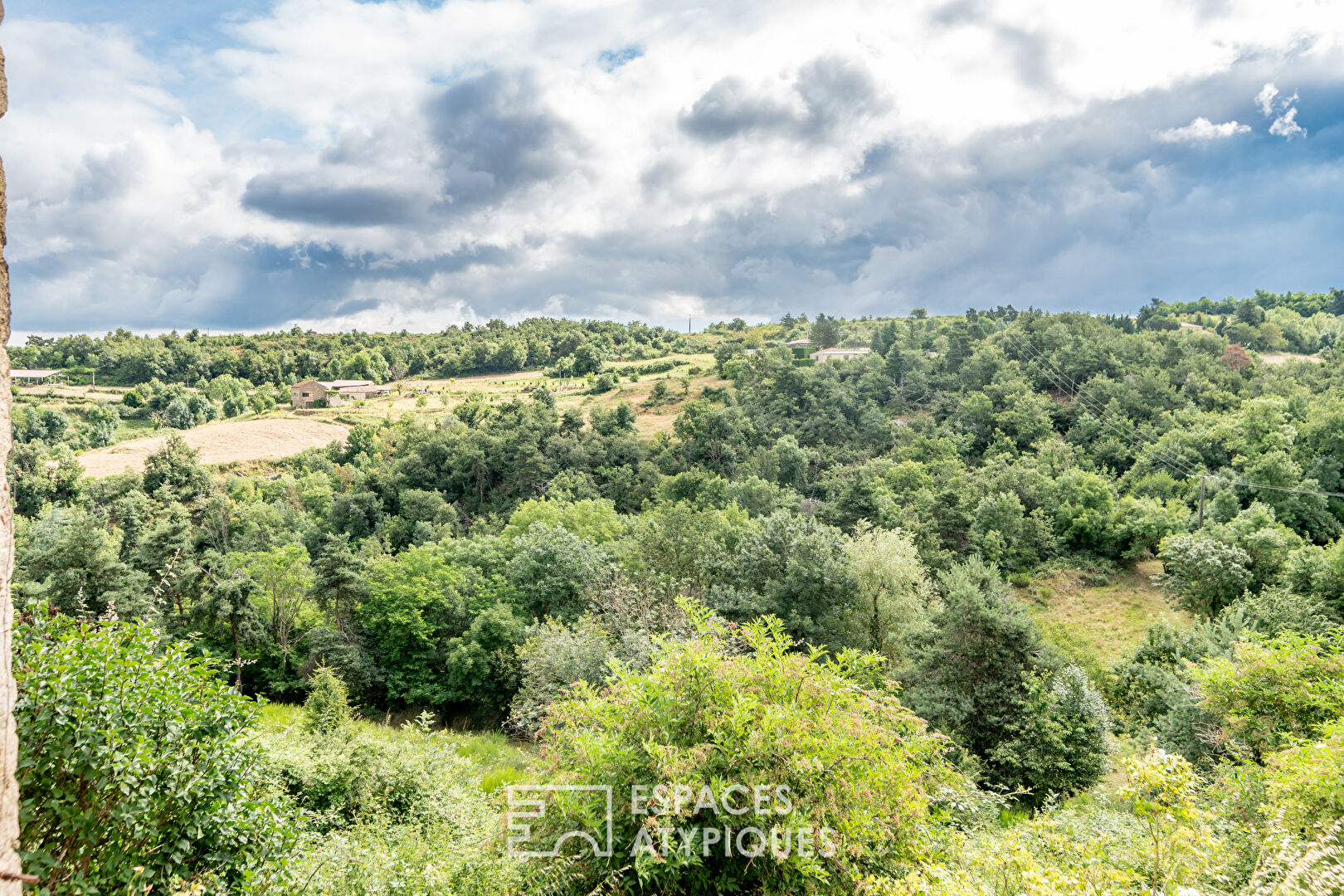 Ce corps de ferme atypique, élancé sur l’Ardèche verte, pourrait faire place à de nouveaux dessins.