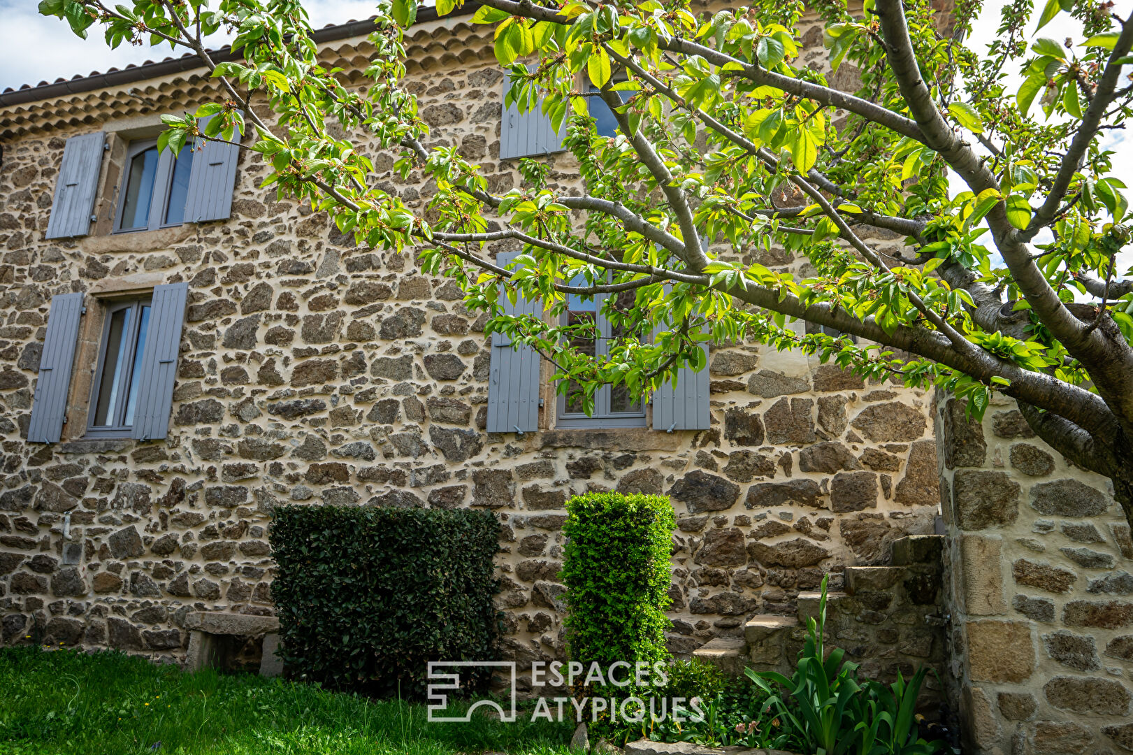 En Ardèche, ancienne maison de village, aux agréments inattendus.