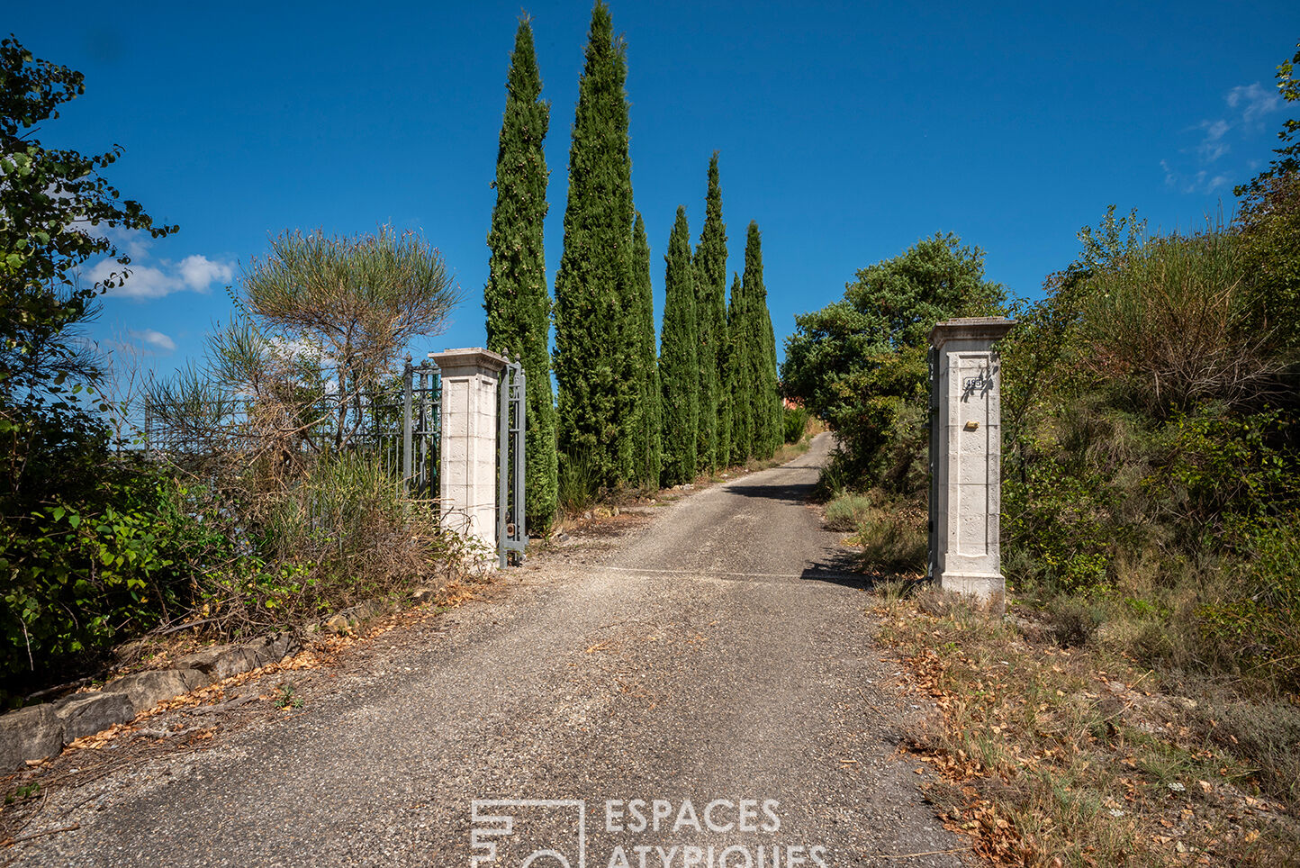 charming villa of Provençal inspiration with its incomparable panorama of the Ardèche mountains