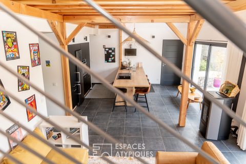 Maison moderne, pour un loft insolite, avec jardin, dans un village de l’Ardèche.