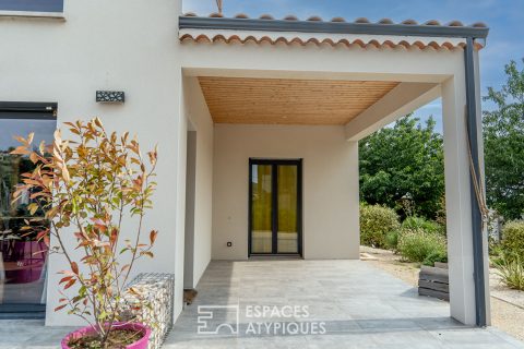 Maison moderne, pour un loft insolite, avec jardin, dans un village de l’Ardèche.