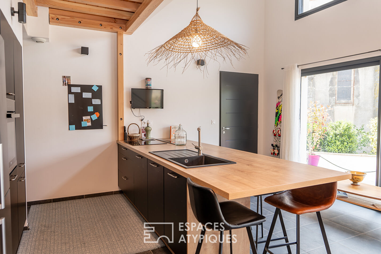 Maison moderne, pour un loft insolite, avec jardin, dans un village de l’Ardèche.