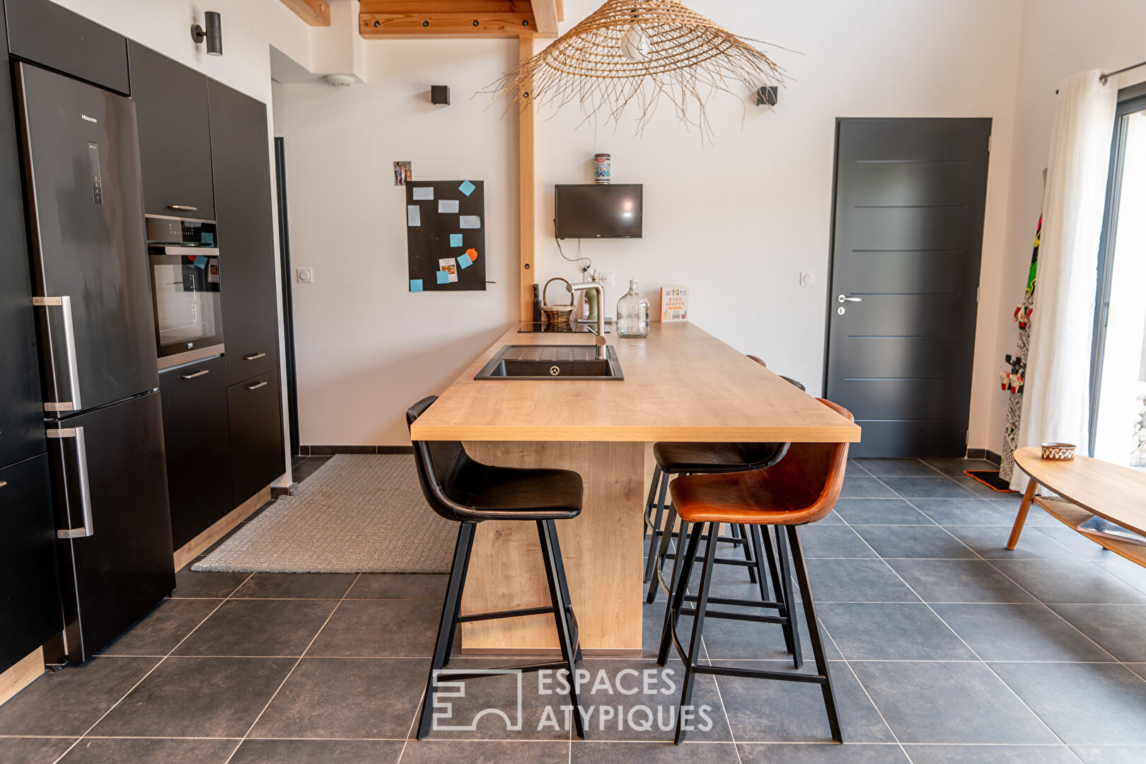 Maison moderne, pour un loft insolite, avec jardin, dans un village de l’Ardèche.