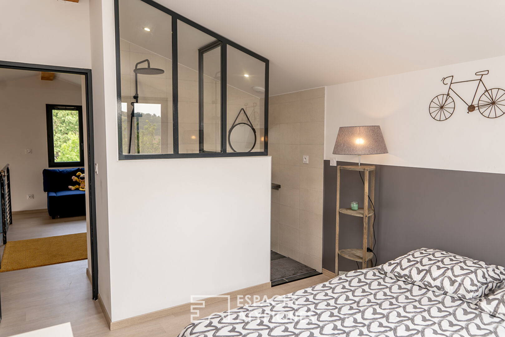Maison moderne, pour un loft insolite, avec jardin, dans un village de l’Ardèche.