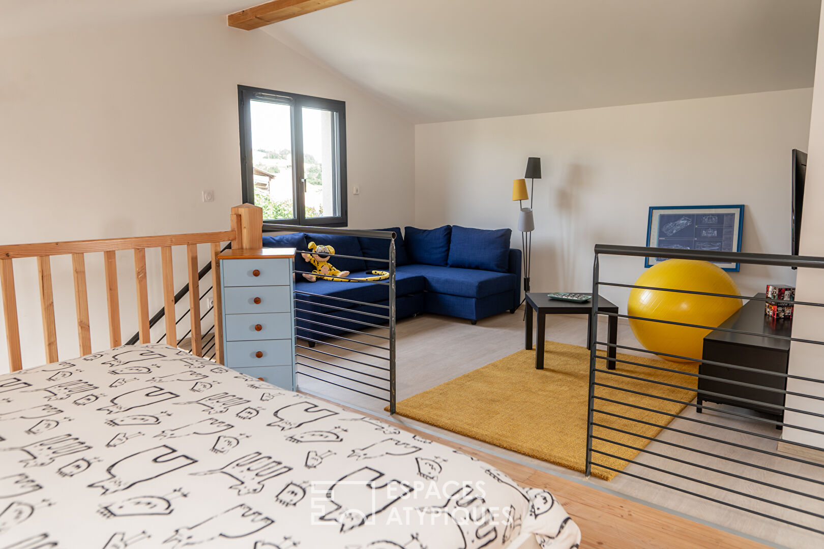 Maison moderne, pour un loft insolite, avec jardin, dans un village de l’Ardèche.