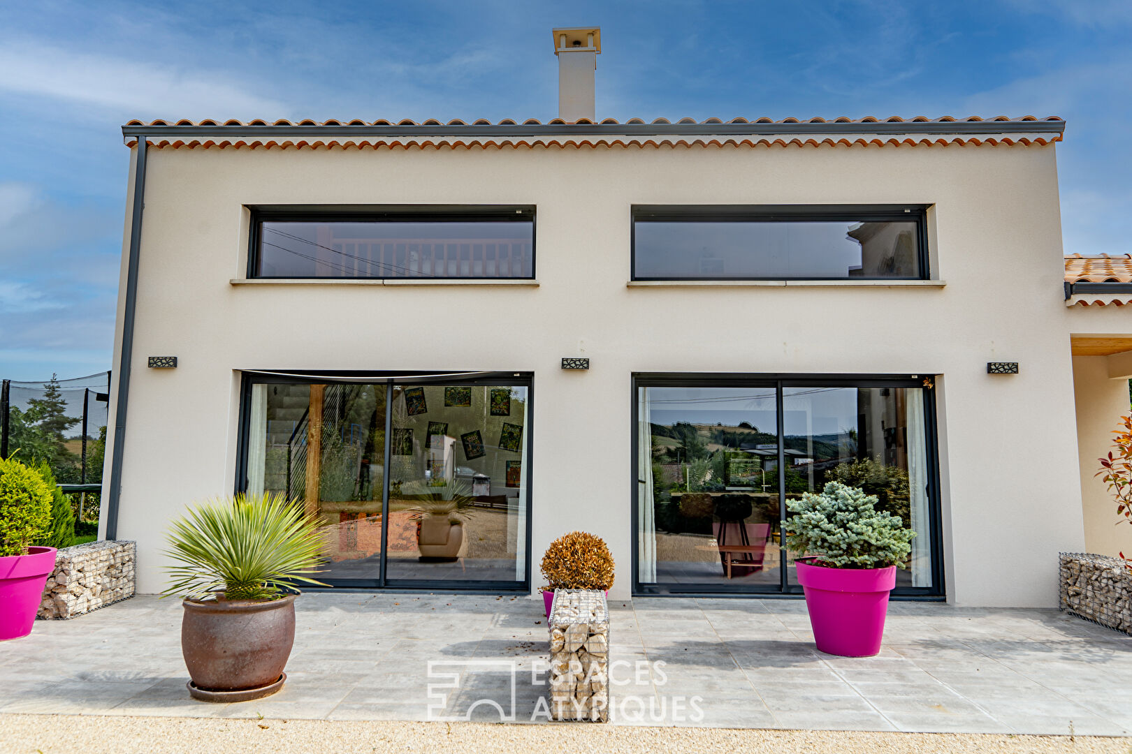 Maison moderne, pour un loft insolite, avec jardin, dans un village de l’Ardèche.