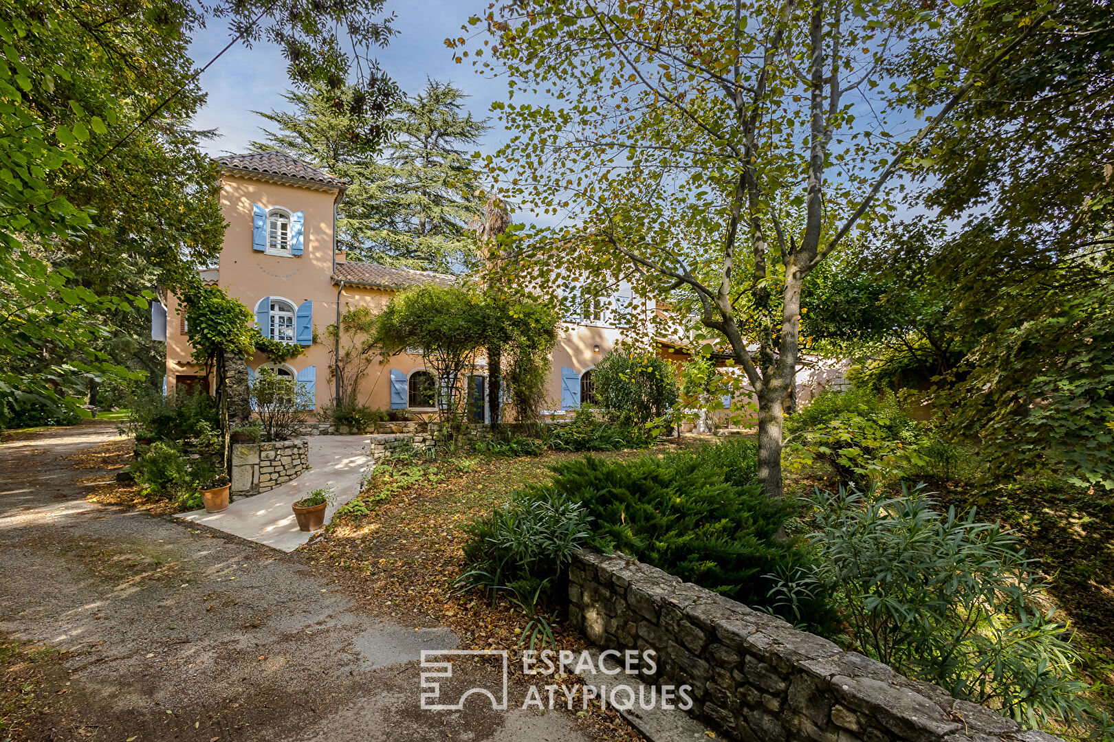 Charming property with vast grounds, swimming pool and uninterrupted views near Dieulefit