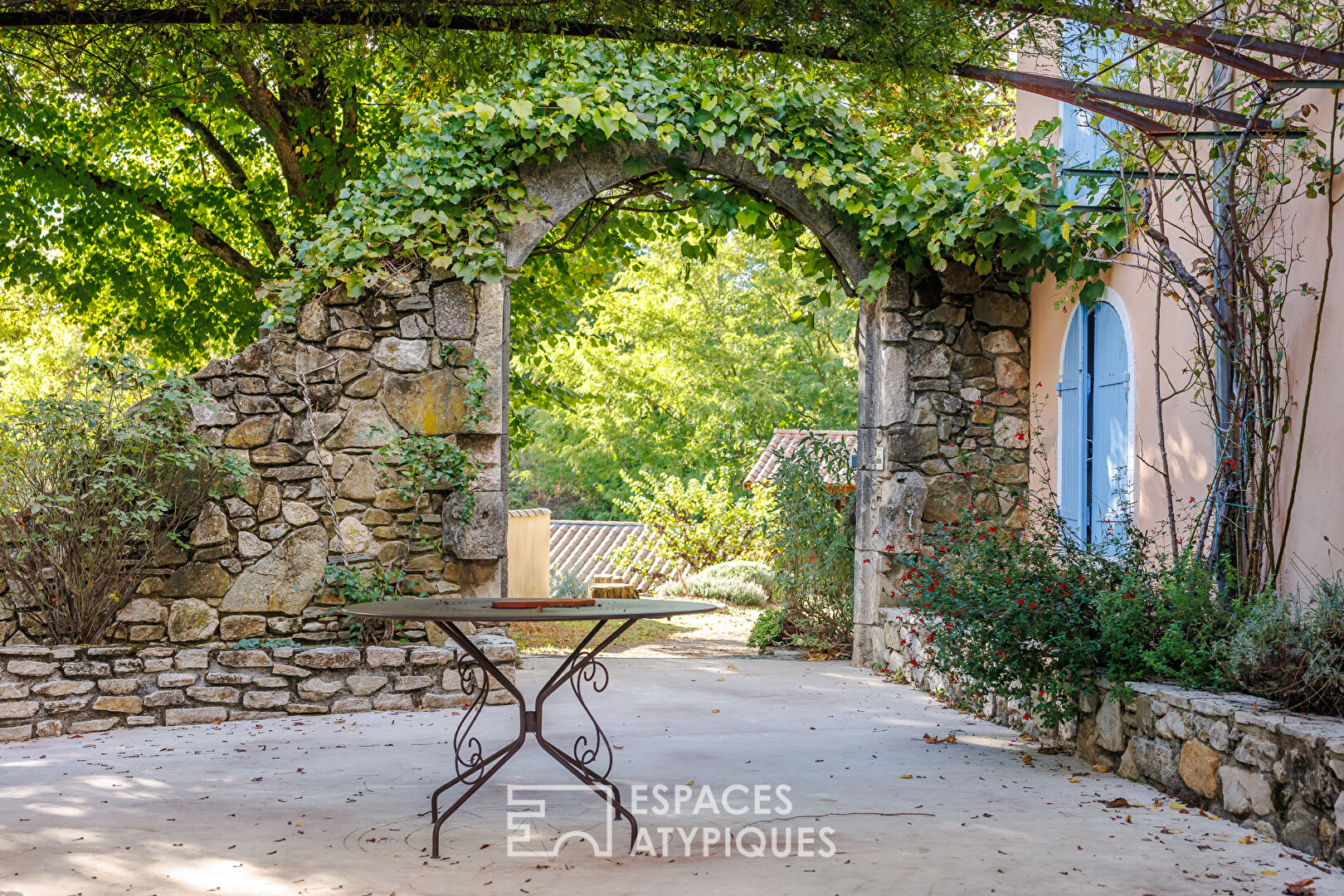 Charming property with vast grounds, swimming pool and uninterrupted views near Dieulefit