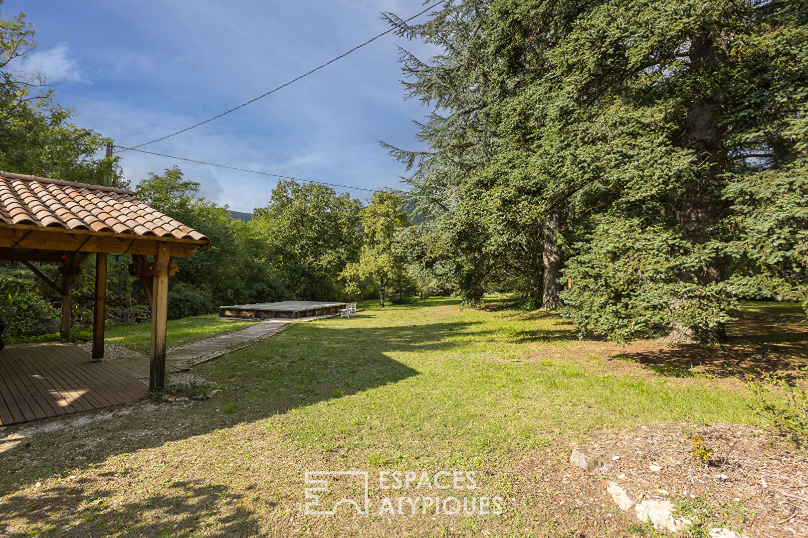 Charming property with vast grounds, swimming pool and uninterrupted views near Dieulefit