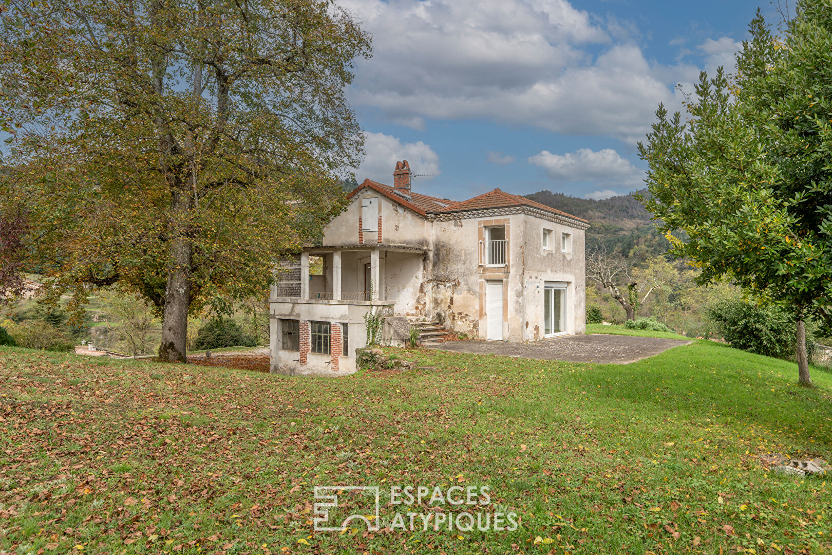 In Ardèche Verte, an old property with unique assets.