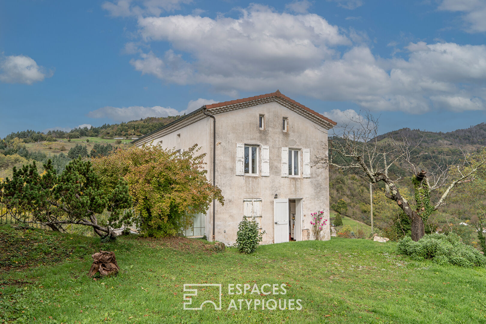 In Ardèche Verte, an old property with unique assets.