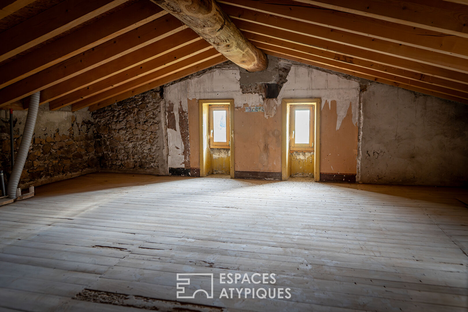 In Ardèche Verte, an old property with unique assets.