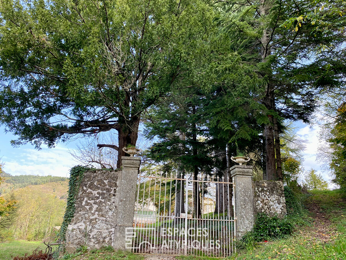 In Ardèche Verte, an old property with unique assets.