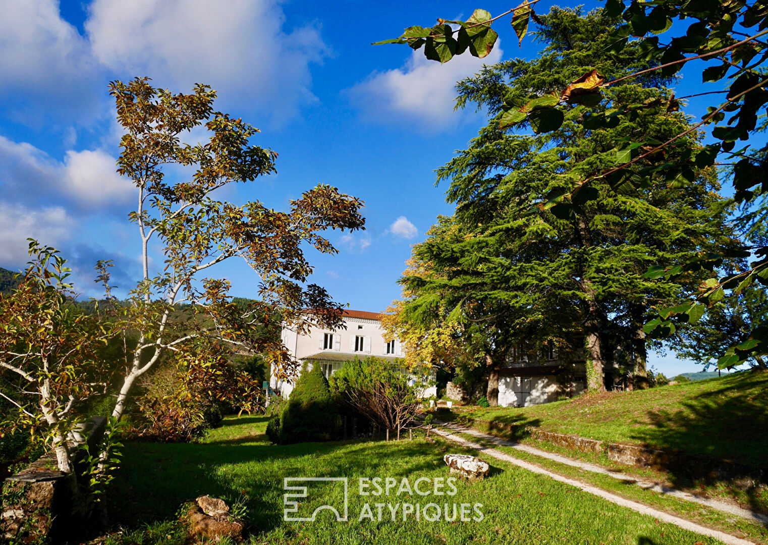 In Ardèche Verte, an old property with unique assets.