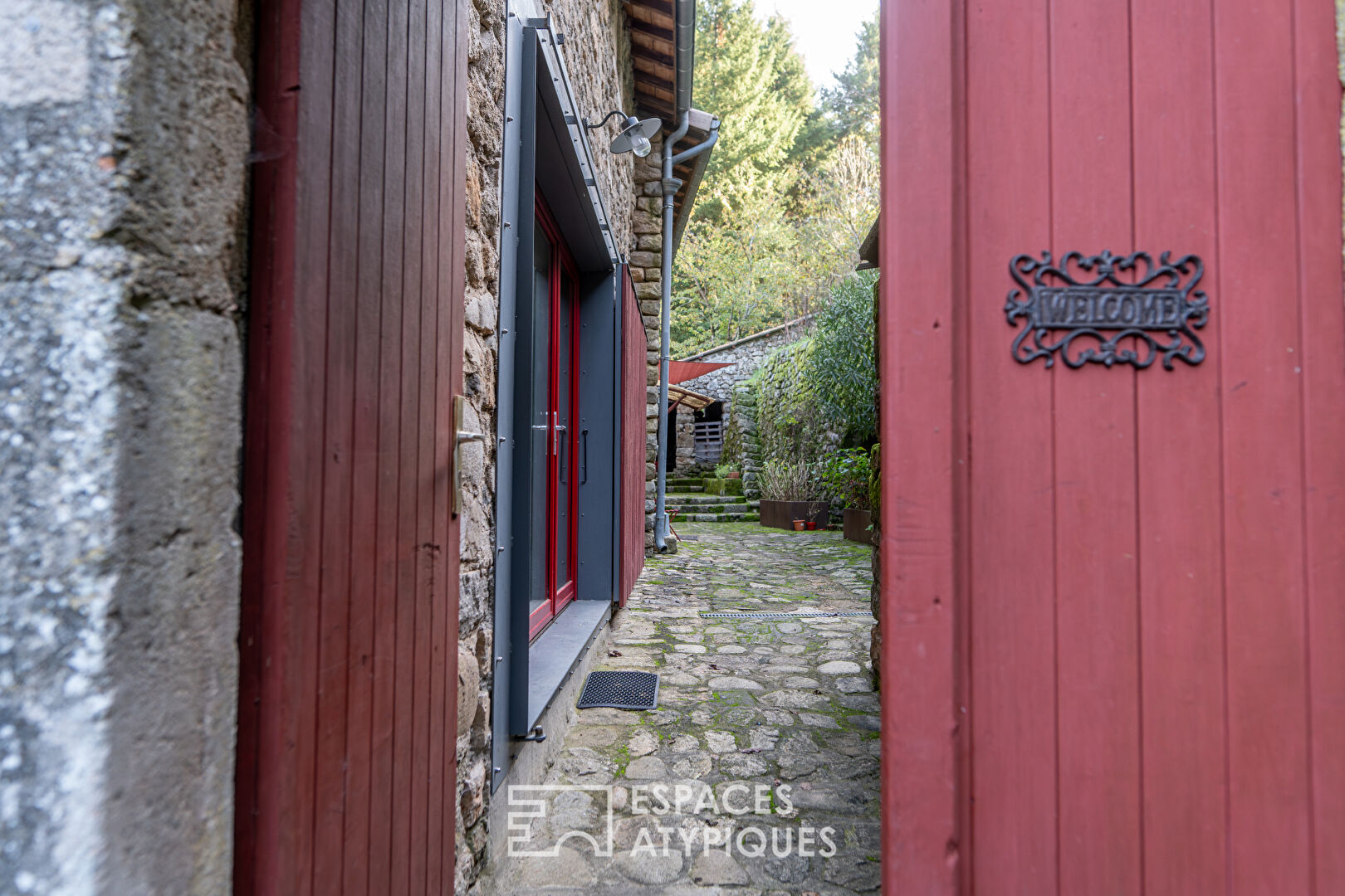 Splendide demeure du XIVe siècle au coeur de la vallée de l’Eyrieux en Ardèche