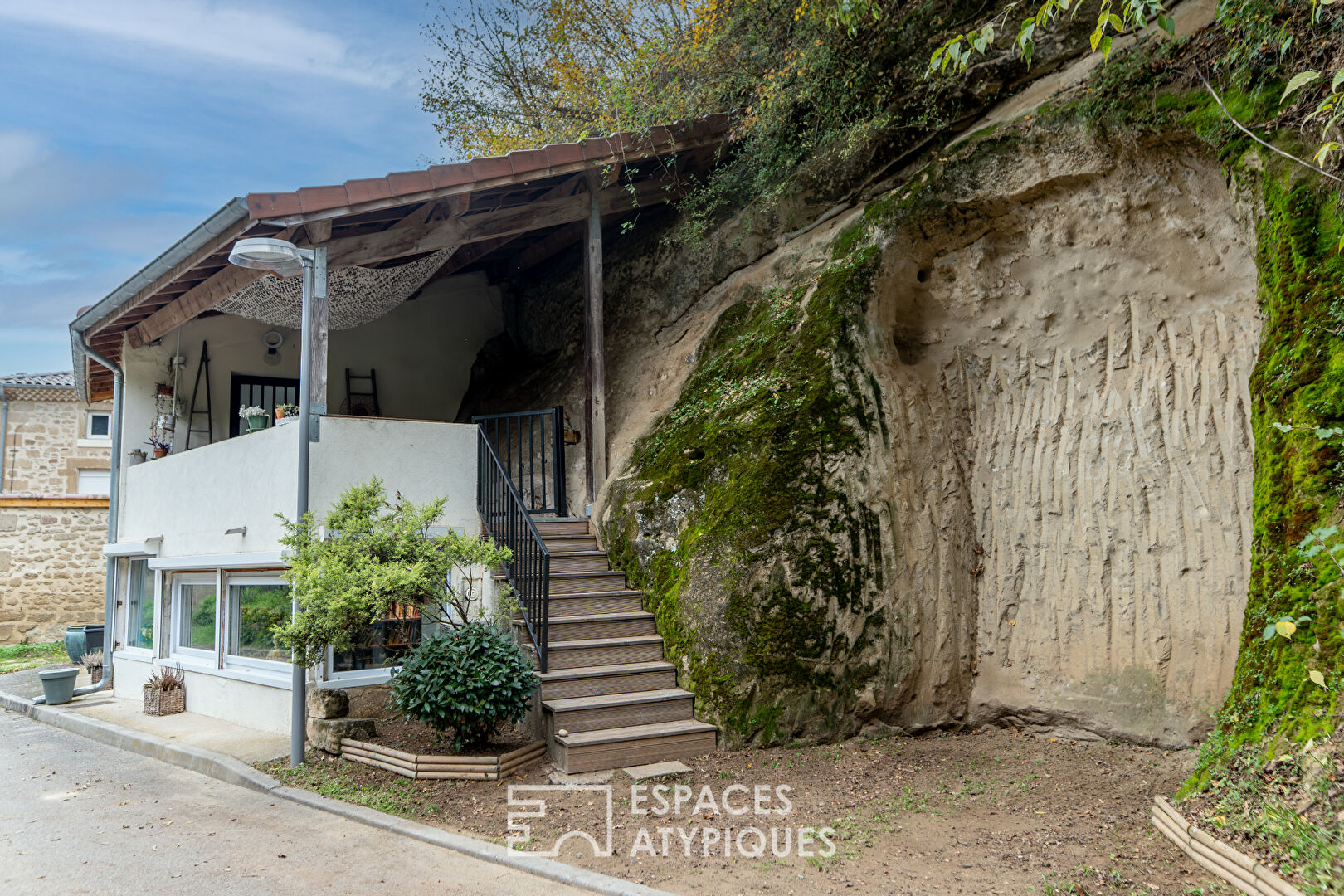 Charming semi-troglodyte reverse duplex town house