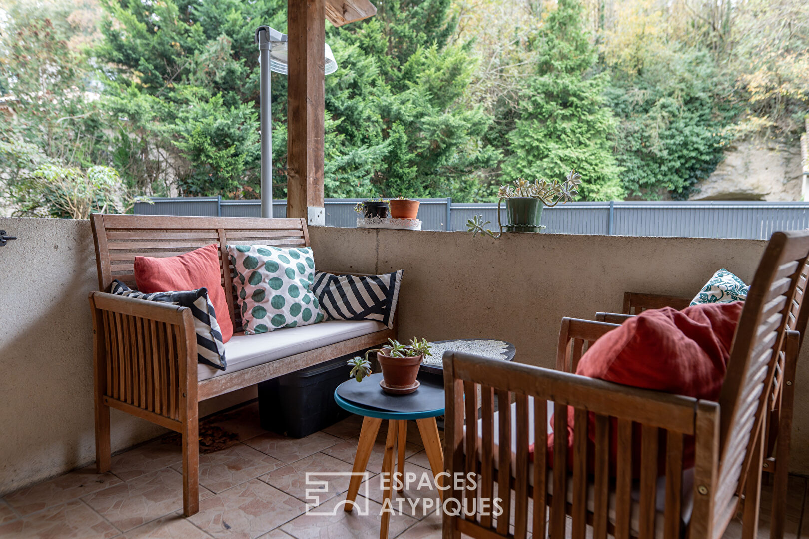 Charming semi-troglodyte reverse duplex town house