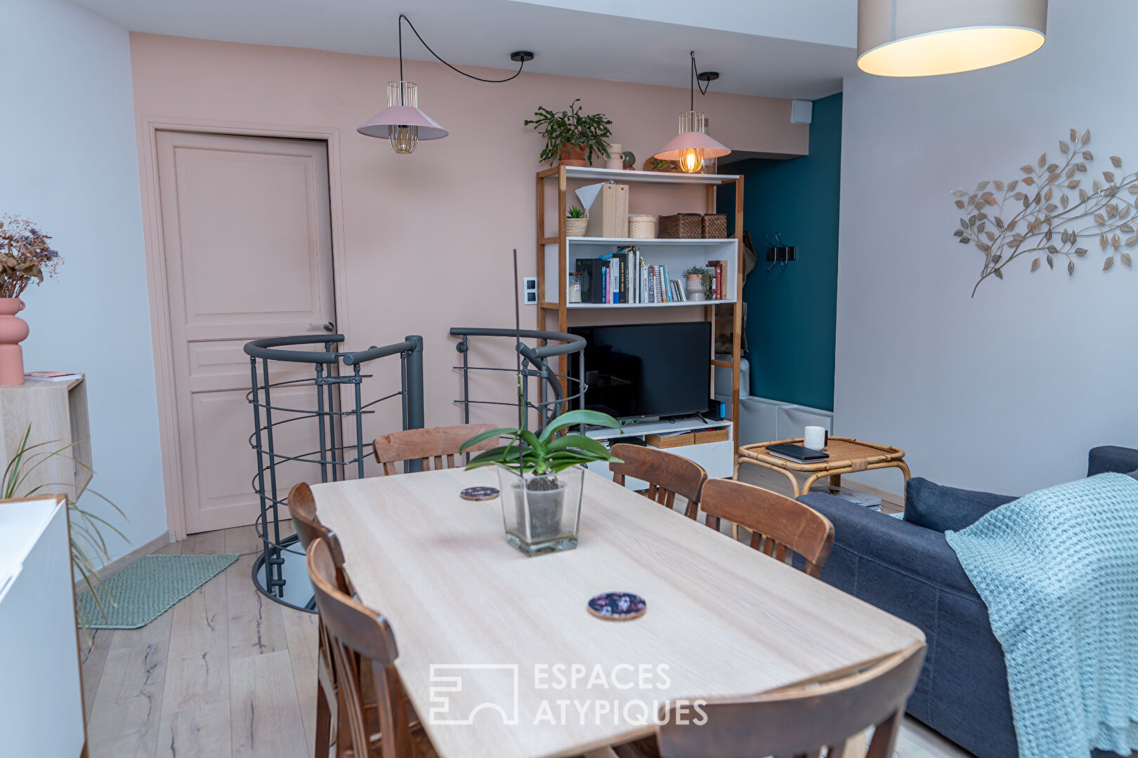 Charming semi-troglodyte reverse duplex town house