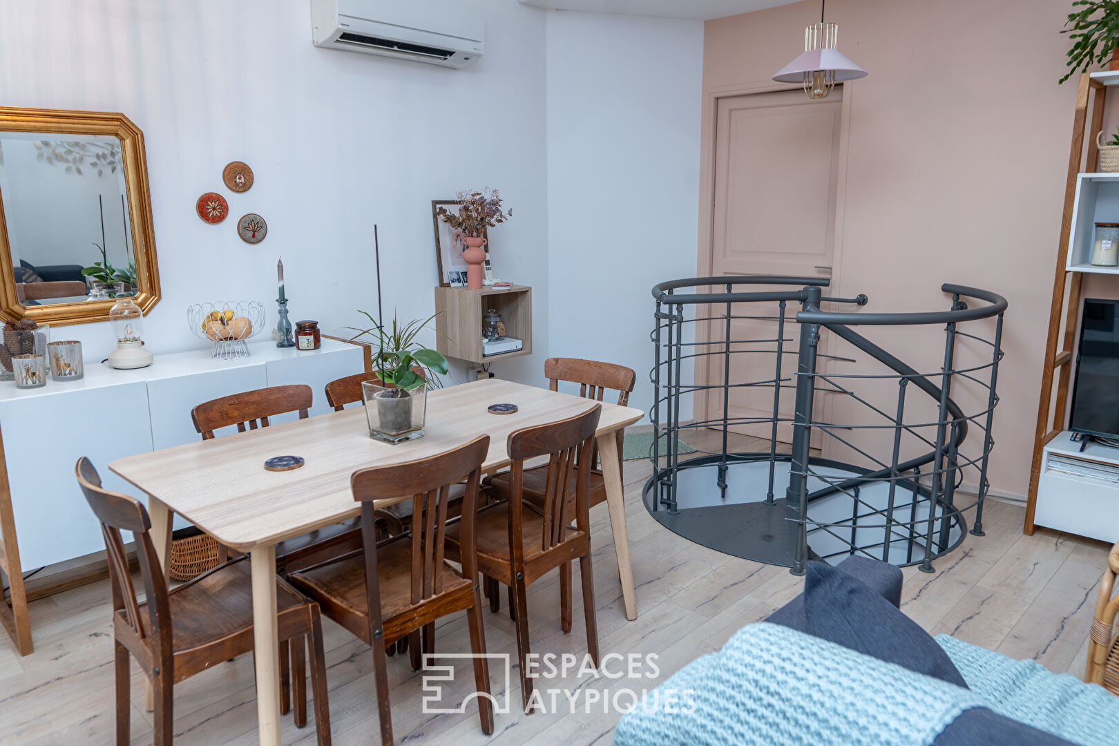 Charming semi-troglodyte reverse duplex town house