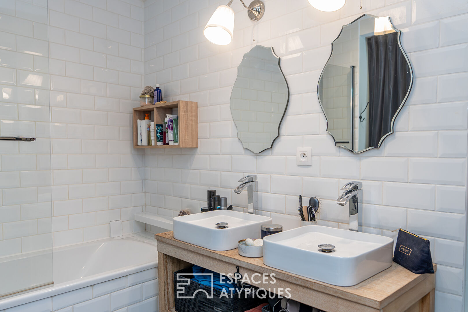 Charming semi-troglodyte reverse duplex town house