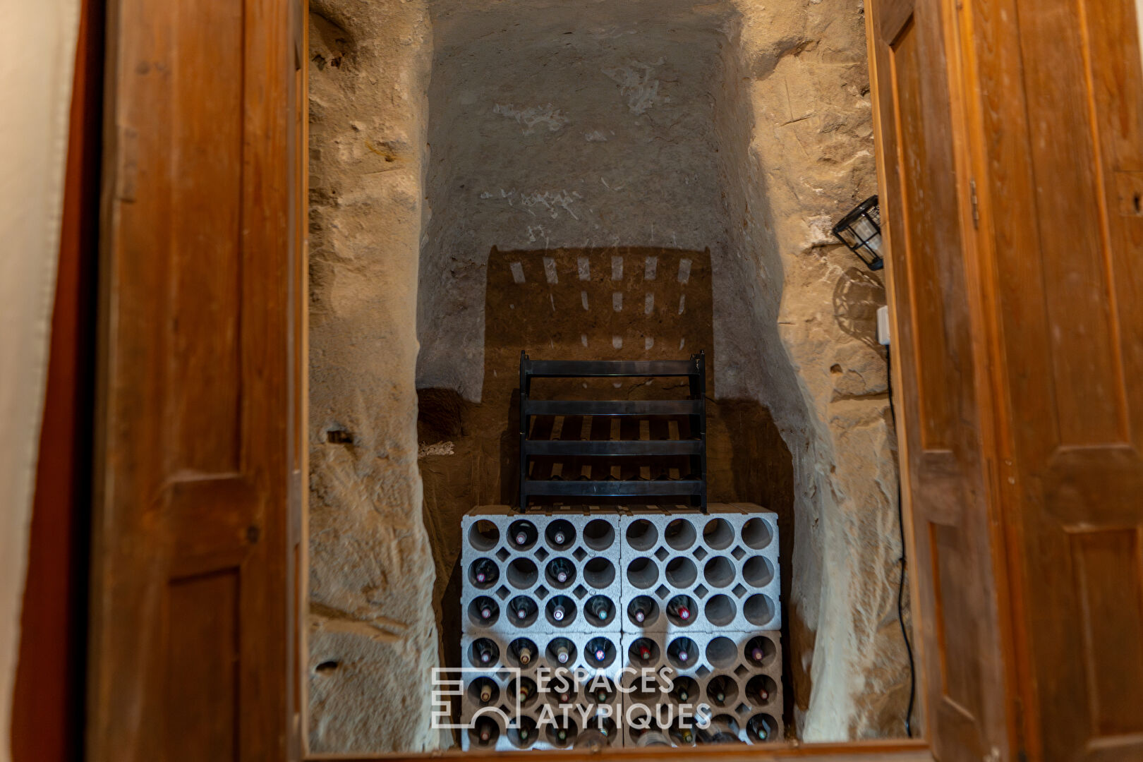 Charming semi-troglodyte reverse duplex town house