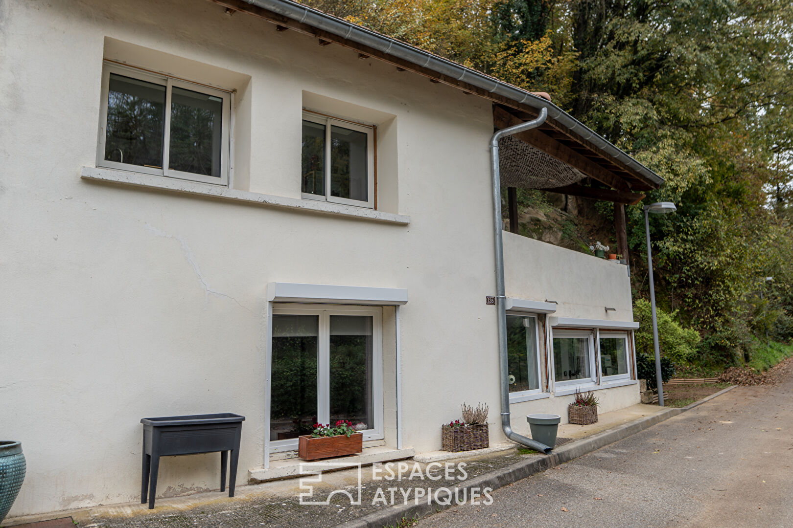 Charming semi-troglodyte reverse duplex town house