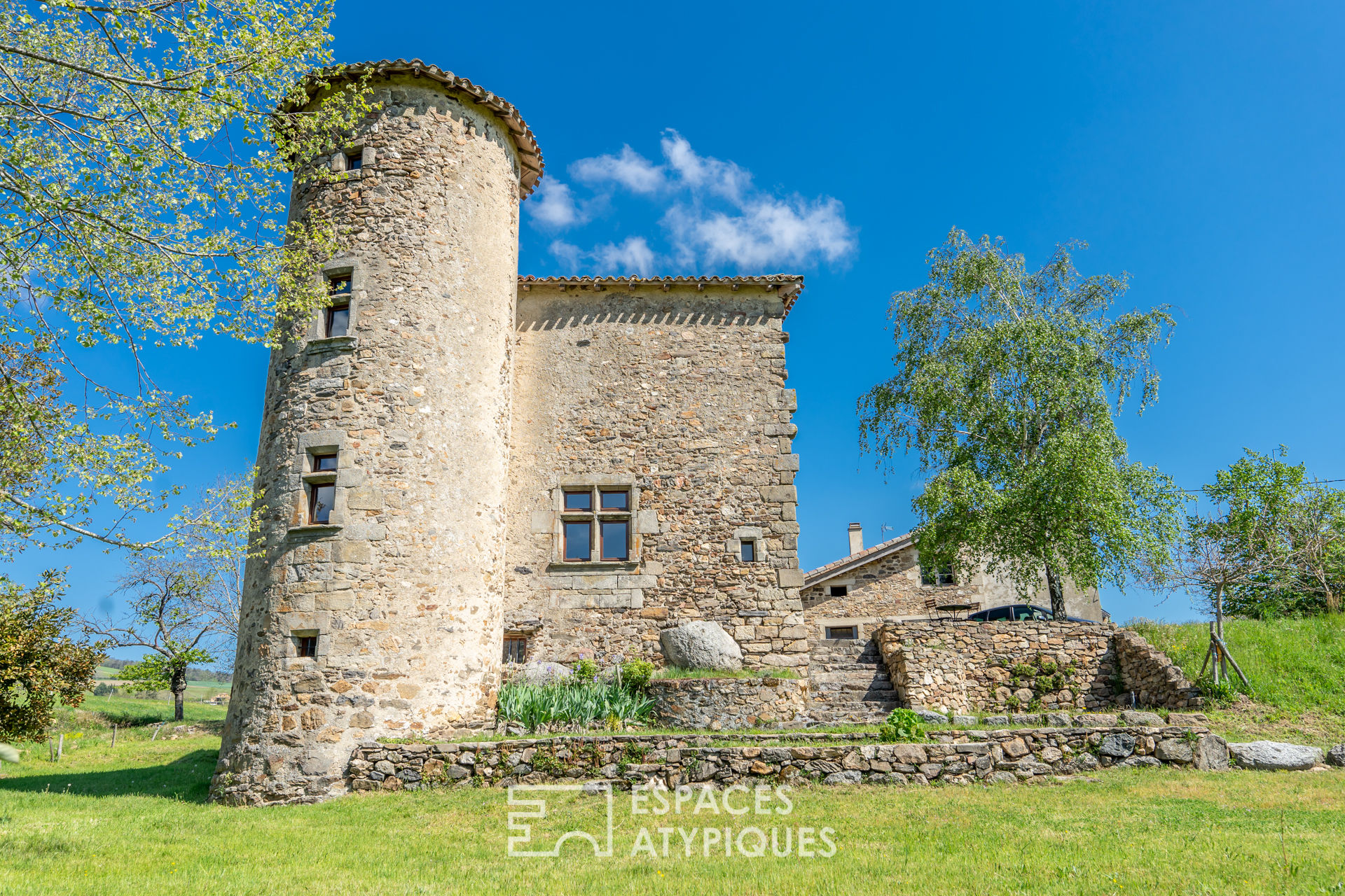 Vente Maison forte du XVème siècle entièrement rénovée à CHAMPIS 250