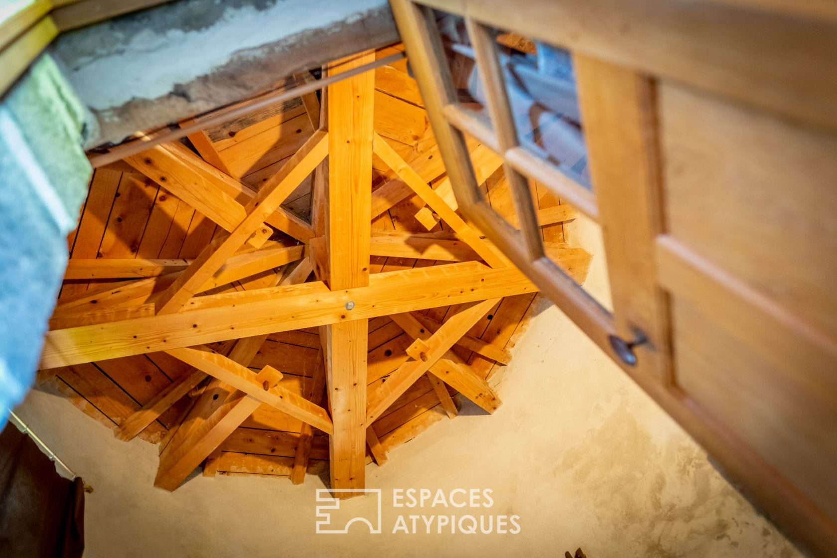 Fully renovated 15th century fortified house