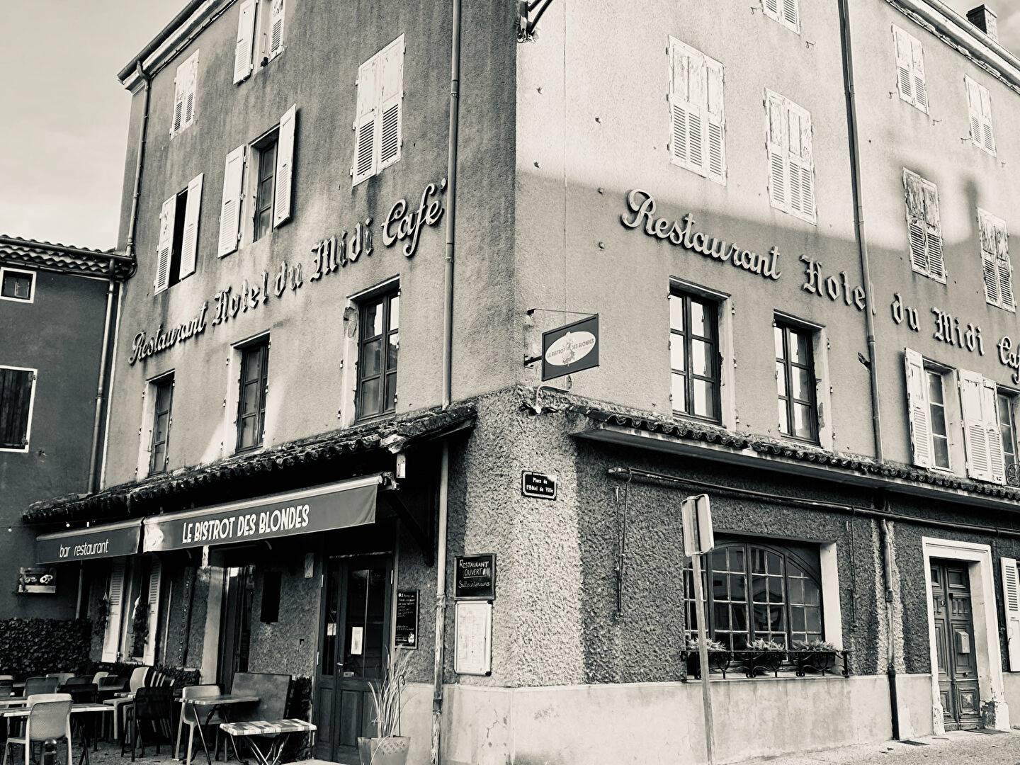 In Ardèche, building combining activity, reception and housing.