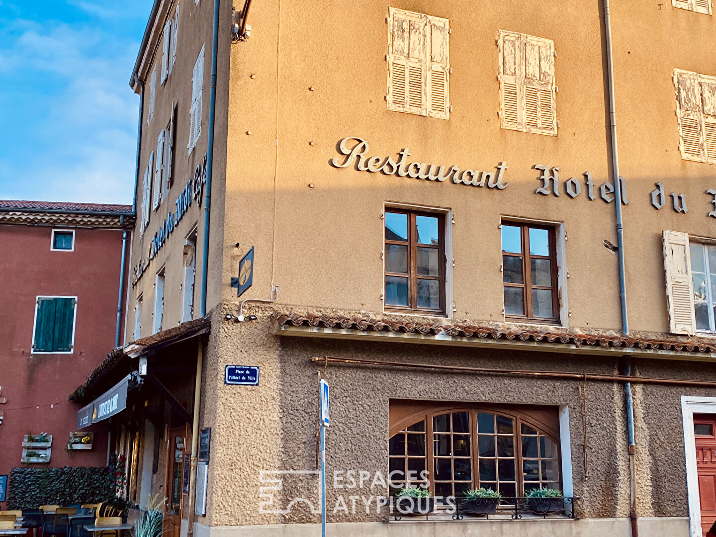 In Ardèche, building combining activity, reception and housing.