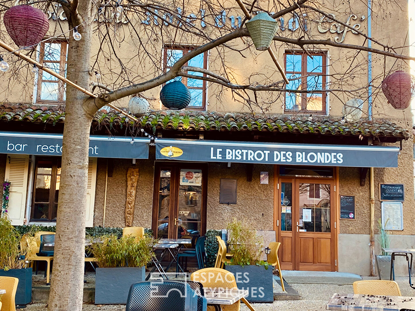 In Ardèche, building combining activity, reception and housing.