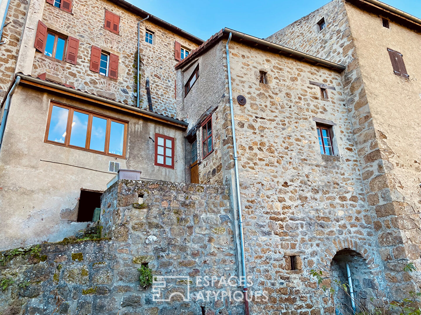 In Ardèche, building combining activity, reception and housing.