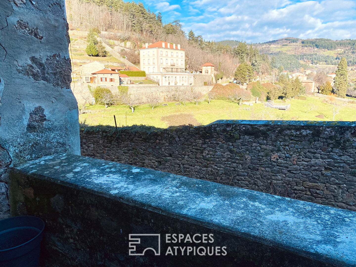 In Ardèche, building combining activity, reception and housing.