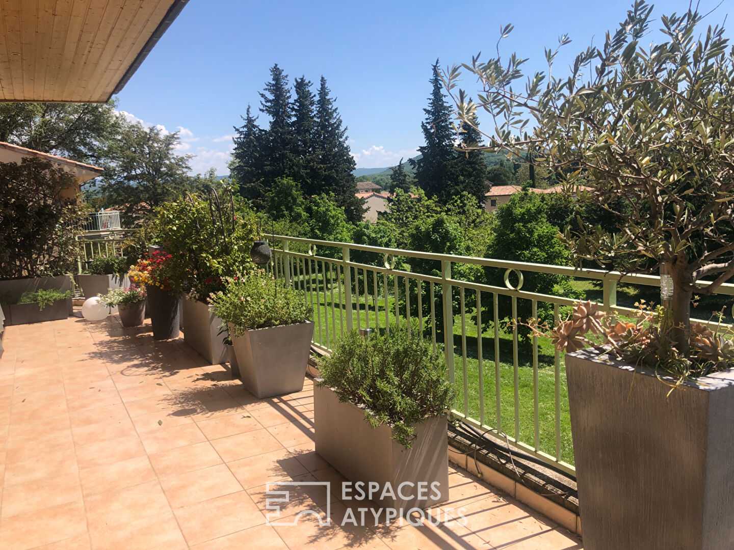 Appartement contemporain avec  terrasse et prestations haut de gamme