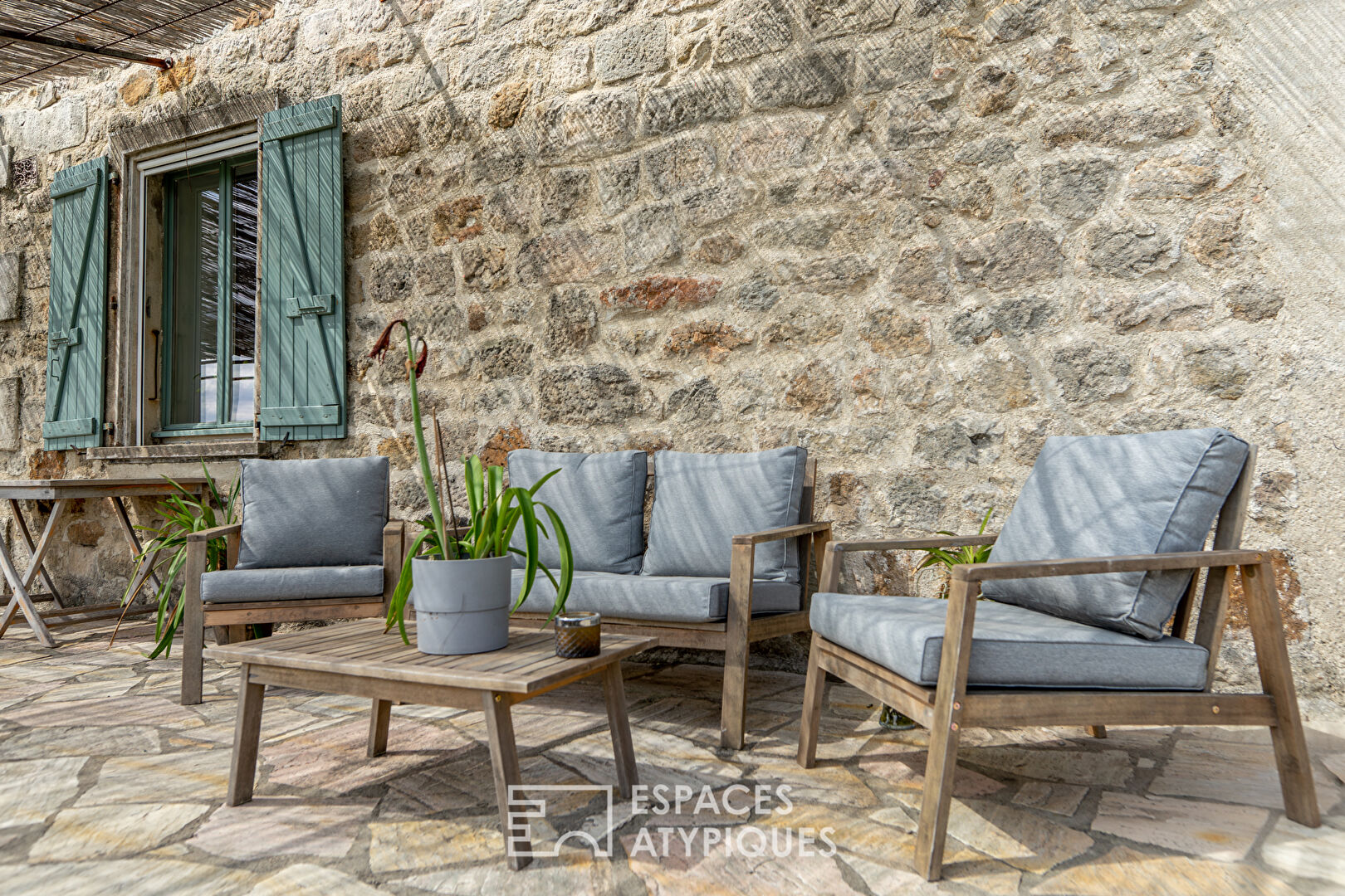 Charming renovated property with view, swimming pool and guest rooms in Southern Ardèche