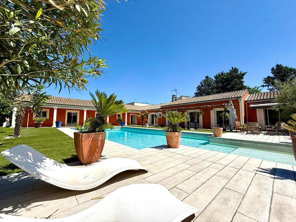 Villa provençale de plain-pied avec piscine et pool house, volumes rares et lumière plein sud