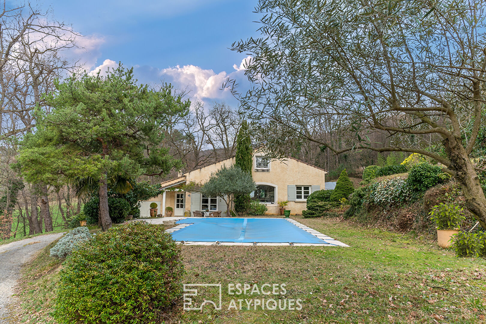 Charme authentique et piscine – Havre de paix proche de Chabeuil