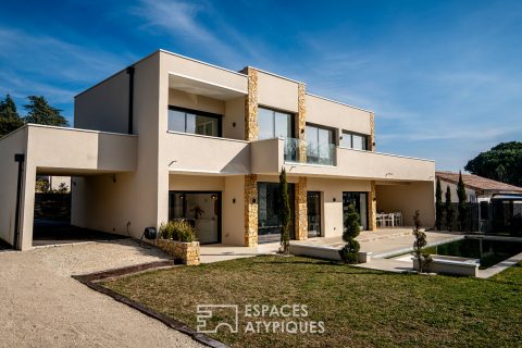Elegance and light: a superb contemporary house with swimming pool