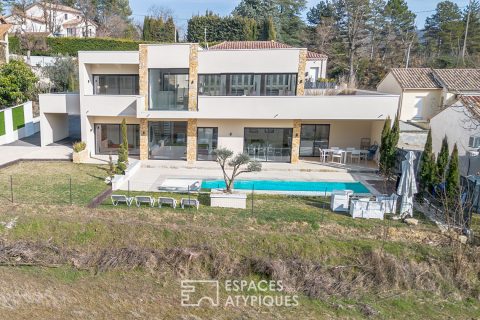 Elegance and light: a superb contemporary house with swimming pool