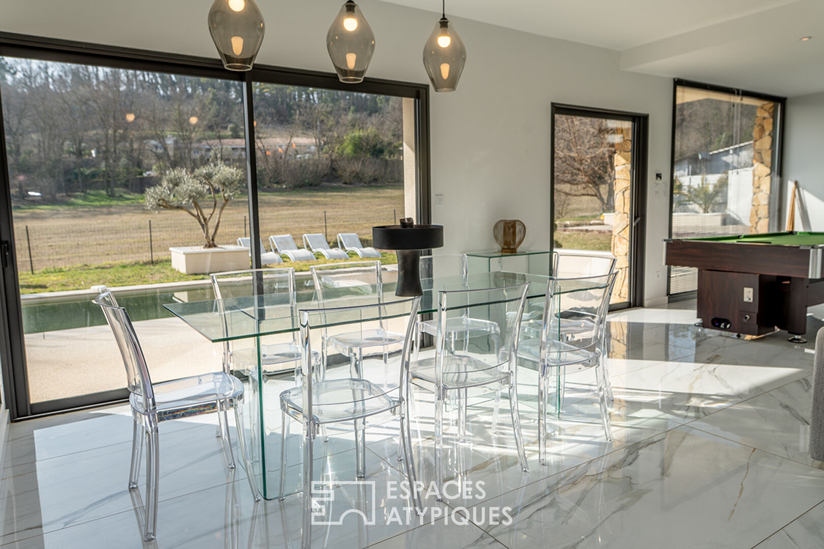 Elegance and light: a superb contemporary house with swimming pool