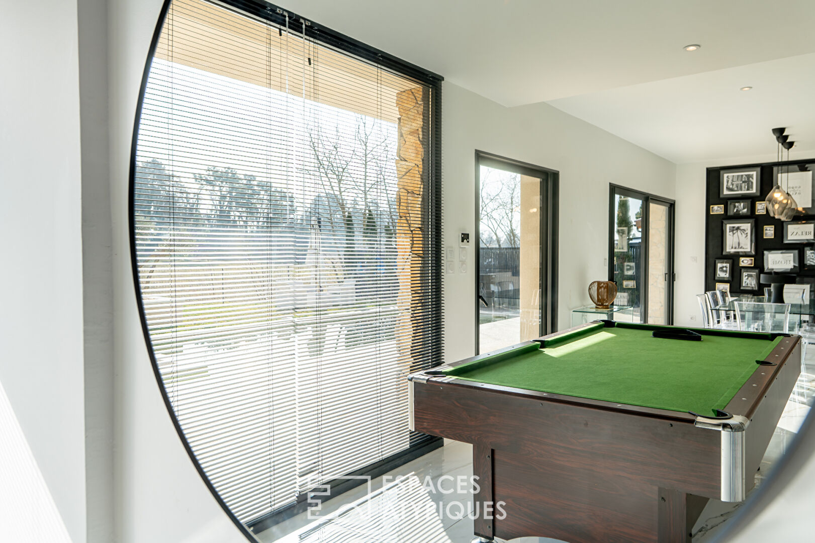 Elegance and light: a superb contemporary house with swimming pool