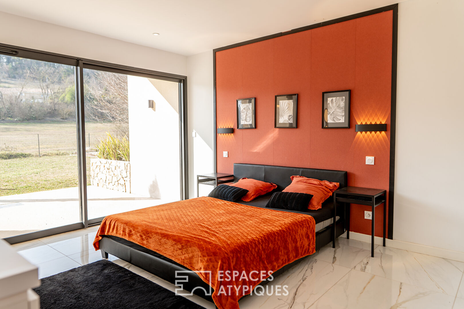 Elegance and light: a superb contemporary house with swimming pool