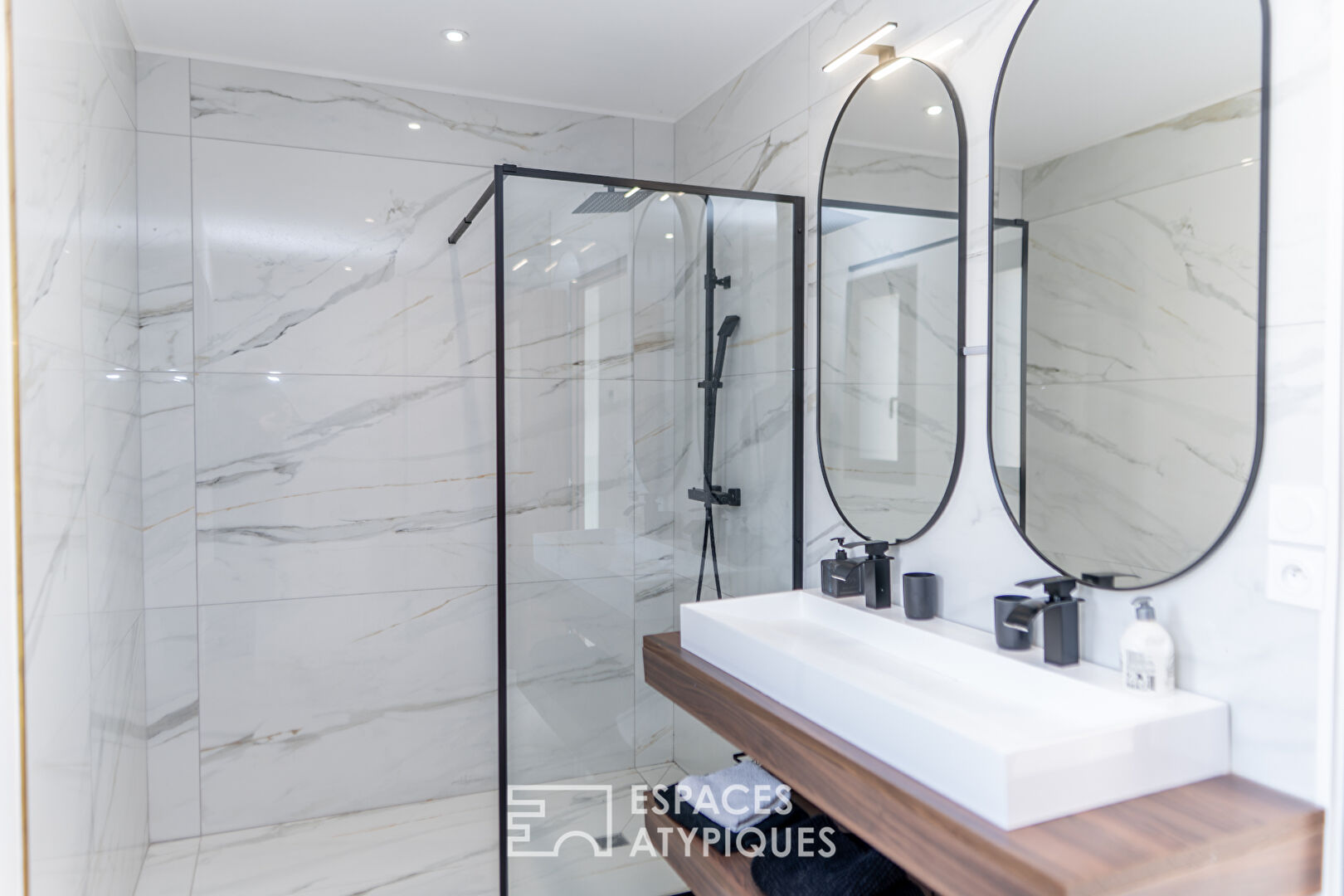Elegance and light: a superb contemporary house with swimming pool