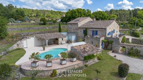Séduisant mas ardéchois de caractère avec piscine et dépendances sur un  terrain remarquablement arboré