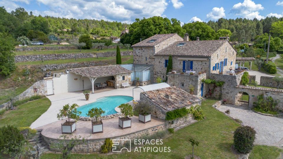 Séduisant mas ardéchois de caractère avec piscine et dépendances sur un  terrain remarquablement arboré
