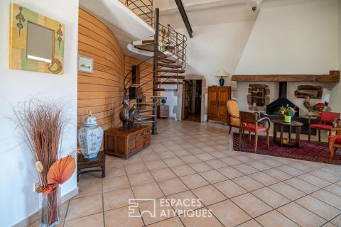 Séduisant mas ardéchois de caractère avec piscine et dépendances sur un  terrain remarquablement arboré